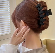 Load image into Gallery viewer, HK Online 3 WAVE HAIR CLAW CLIPS -10.1cm XL HAIR CLAWS, Matte BLACK, BROWN &amp; TAUPE, Up Do HAIR Clips, Large CLAW CLIPS